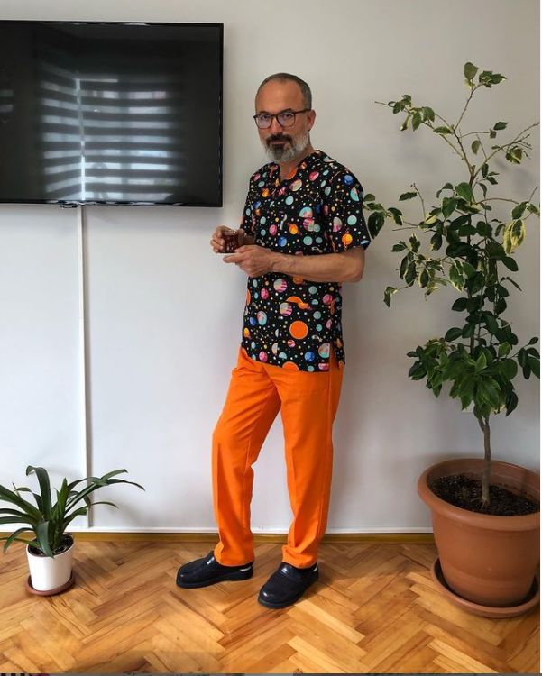 Renkli kıyafetleriyle doktor