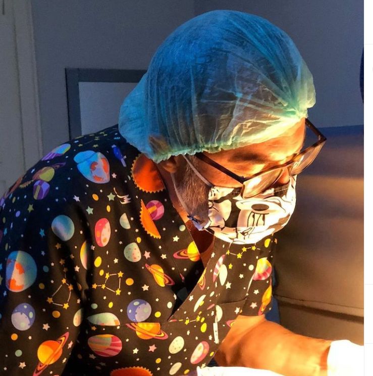 Renkli bonesiyle işlem sırasında doktor